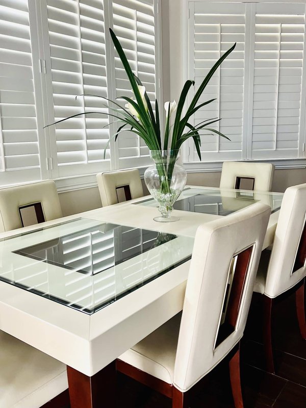 Table à manger contemporaine en métal, en bois et en verre : La touche moderne pour votre déco !